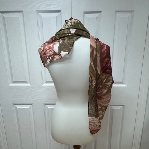 Jim Thompson Luxury Floral Print Silk Square Scarf - Size 44" x 44" -NEW in Bag. - Picture 4 of 15